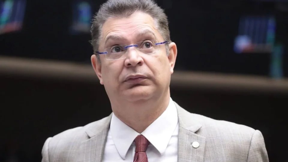 Sóstenes trava isenção do IR na Câmara com anistia; governo e Senado reagem com plano B
