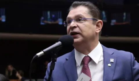 Sóstenes diz que dinheiro apreendido veio de venda de imóvel, mas versão tem contradições