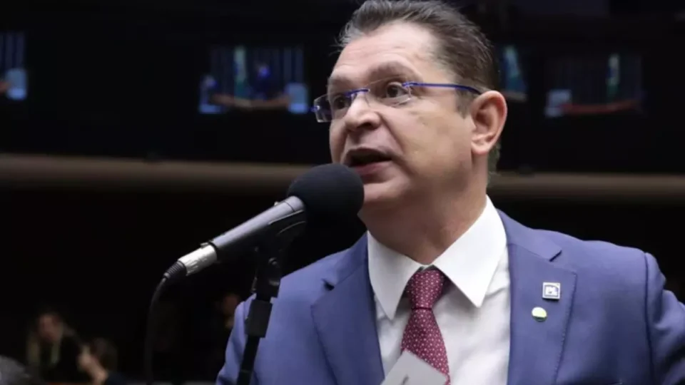 Sóstenes diz que dinheiro apreendido veio de venda de imóvel, mas versão tem contradições