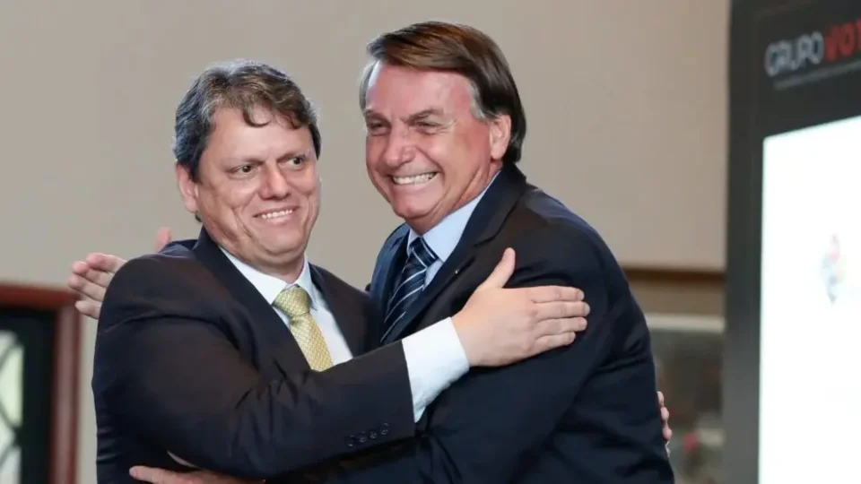 Aliados dizem que Bolsonaro deu aval a candidatura de Tarcísio, mas com Michelle de vice