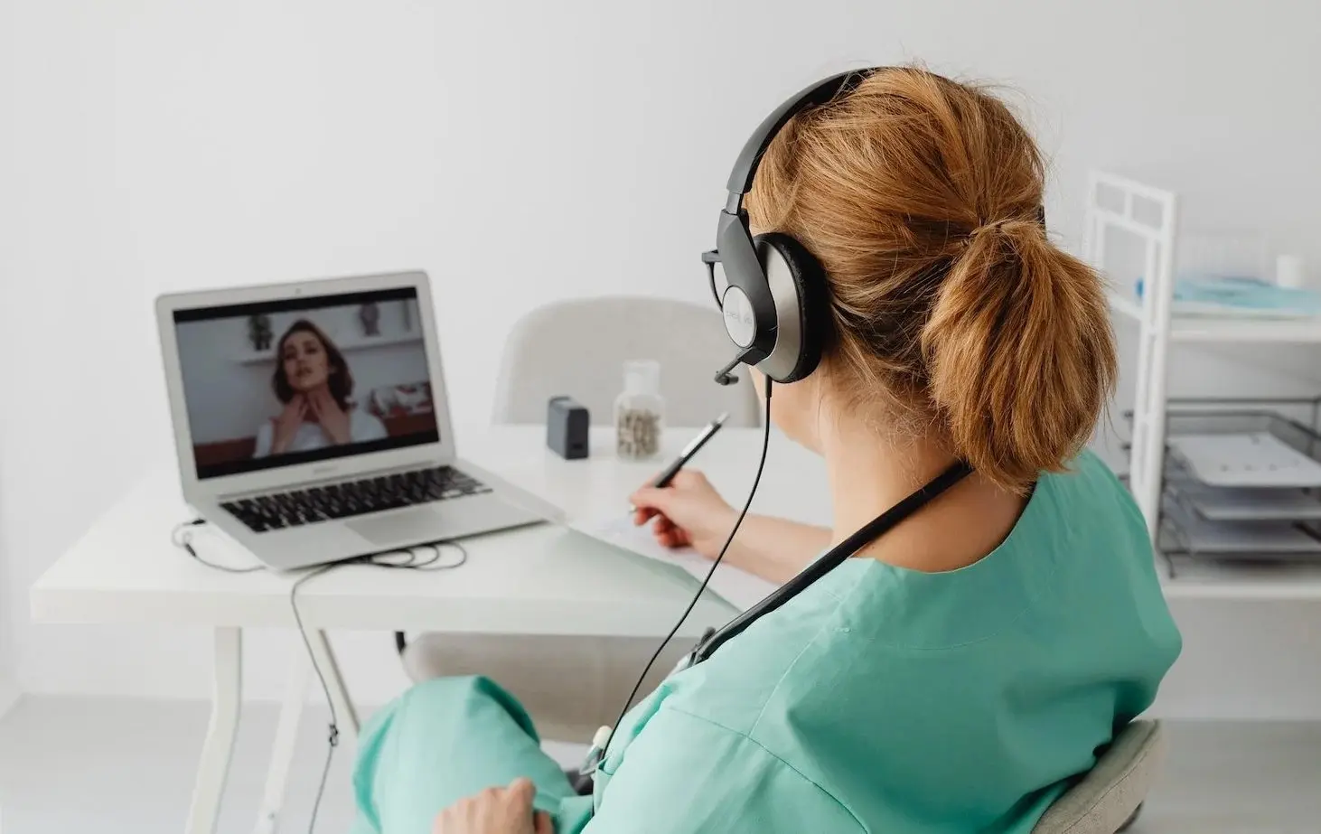 O TeleNordeste já conecta mais de 1.100 unidades básicas de saúde em 164 municípios nordestinos, oferecendo até 20 especialidades médicas por teleconsulta e alcançando taxas de resolutividade de 97%. Imagem: divulgação 