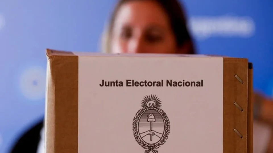 Milei e peronismo competem neste domingo em votação crucial para a Argentina