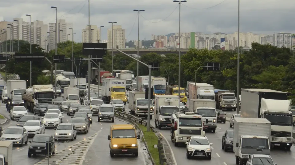 Governo avalia reduzir velocidades máximas em vias urbanas e rodovias