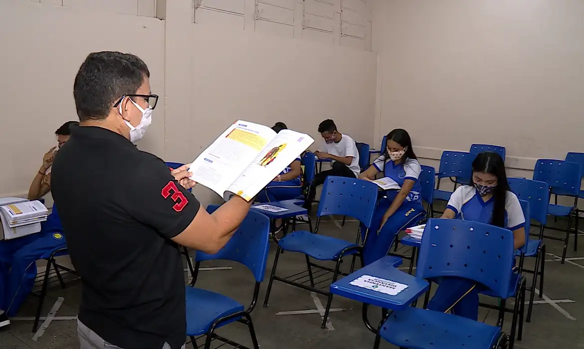 Entre metas e o cansaço, o professor ainda resiste contra uma “industrialização” de seu trabalho