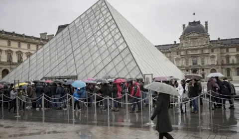 Polícia procura autores do roubo no Museu do Louvre, em Paris