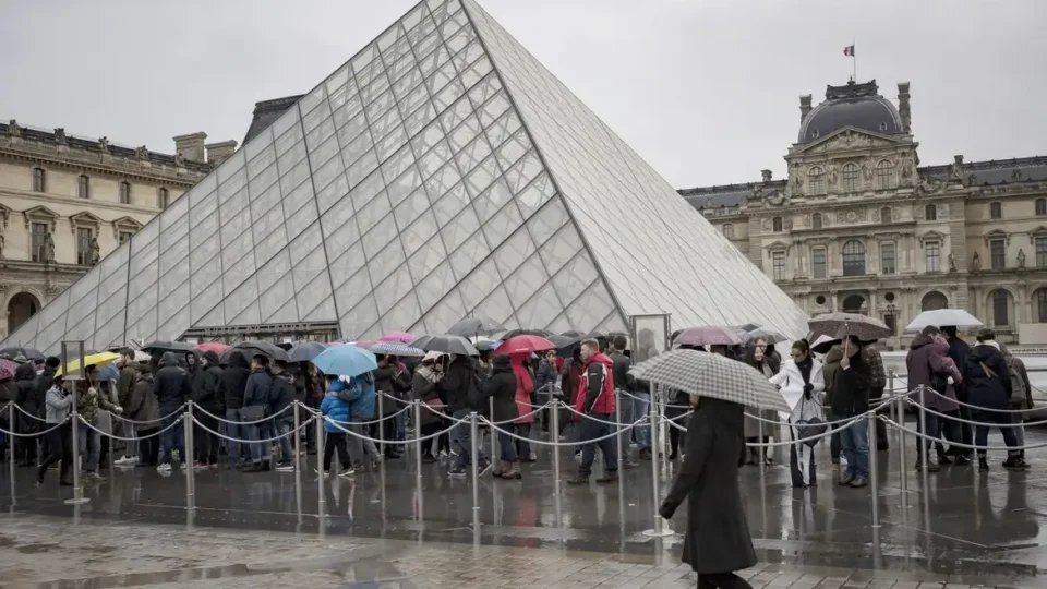 Polícia procura autores do roubo no Museu do Louvre, em Paris