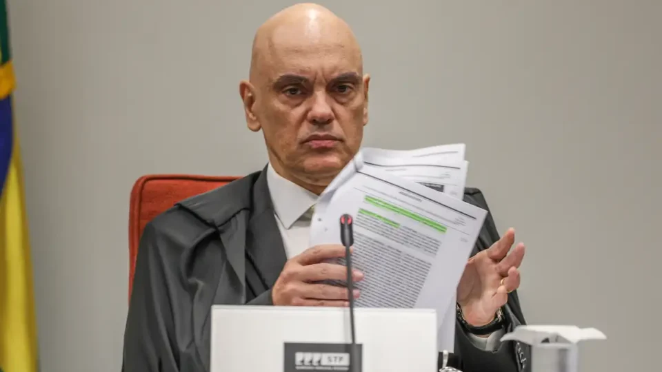 Ministro Alexandre de Moraes ensina institucionalidade ao CFM