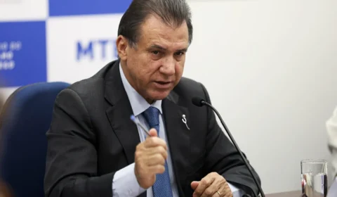Ministro do Trabalho defende avanço do fim da escala 6×1 e chama pejotização de ‘fraude’