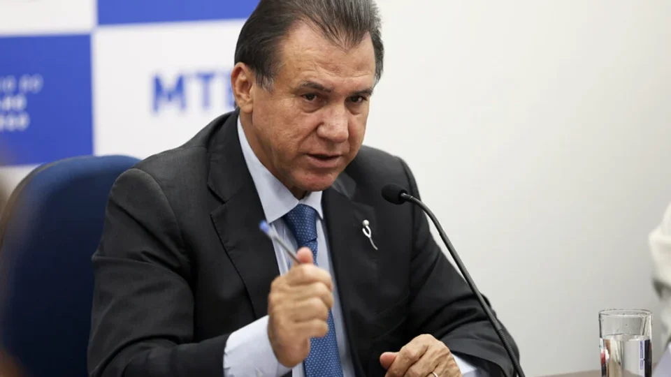 Ministro do Trabalho defende avanço do fim da escala 6×1 e chama pejotização de ‘fraude’