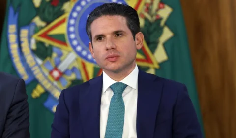 Funcionária fantasma em gabinete de Motta acumulou salário na Câmara com o de médica