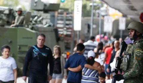 Governo Lula envia ministros ao RJ e não descarta intervenção após 64 mortes