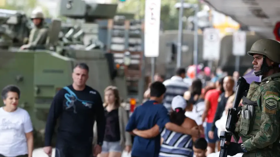Governo Lula envia ministros ao RJ e não descarta intervenção após 64 mortes