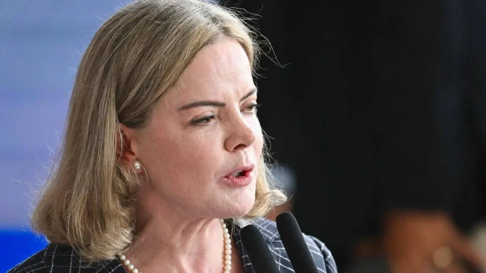 Gleisi critica Tarcísio por apoiar ataque dos EUA à Venezuela