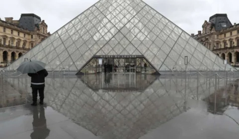 Sensacionalista: Bolsonaro nega envolvimento com roubo de joias no Louvre