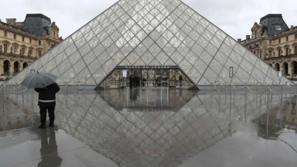 Sensacionalista: Bolsonaro nega envolvimento com roubo de joias no Louvre