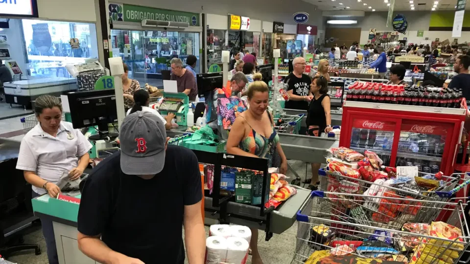 Preços dos alimentos caem pelo 4º mês consecutivo, diz IBGE