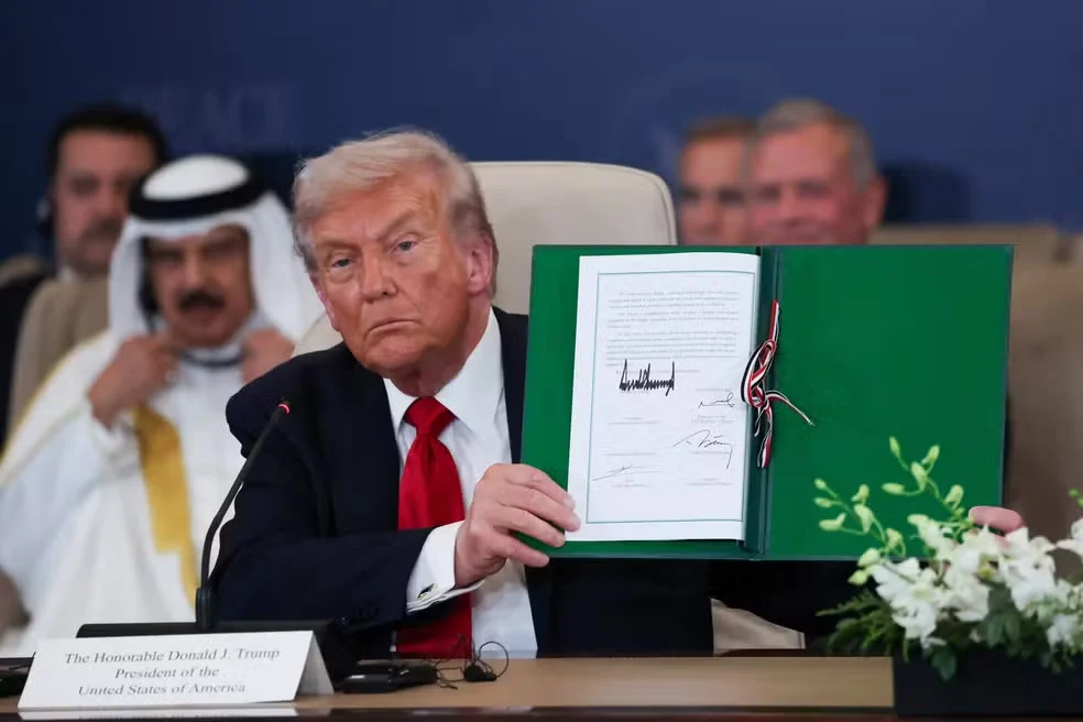 Presidente dos Estados Unidos, Donald Trump, assina junto com outros líderes mundiais acordo de cessar-fogo em Gaza durante cúpula no Egito em 13 de outubro de 2025. — Foto: REUTERS/Suzanne Plunkett
