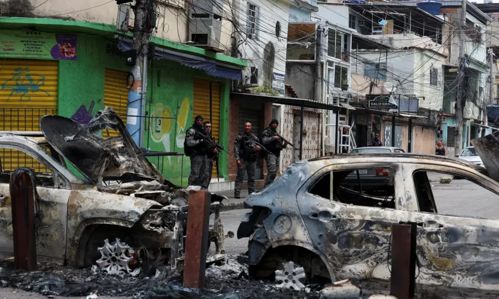 Policiais durante a operação nos complexos do Alemão e da Penha
