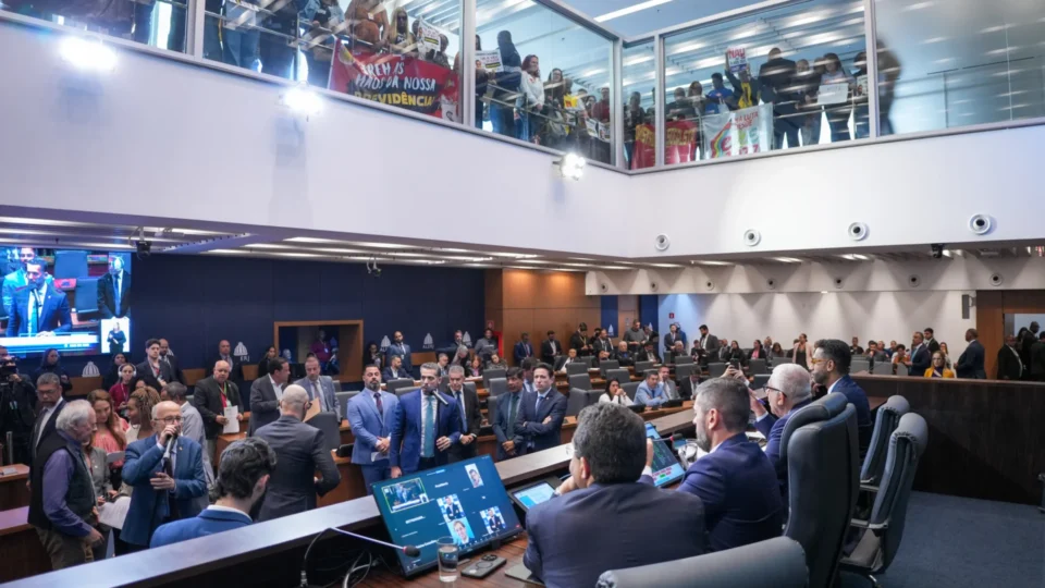 Deputados autorizam governo do RJ a usar aposentadoria de servidores para pagar dívida