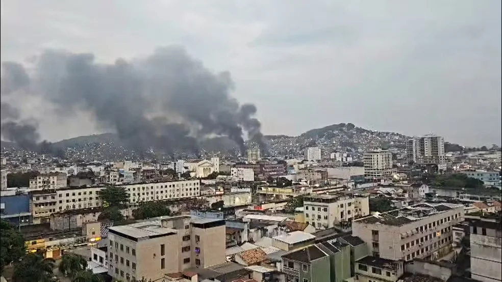 Barricadas em chamas em reação à Operação Contenção. (Foto: Reprodução/TV Globo)