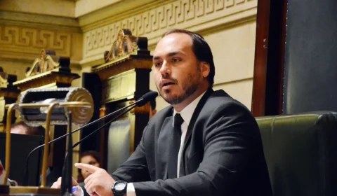 Carlos Bolsonaro confirma candidatura ao Senado e amplia crise na direita de SC