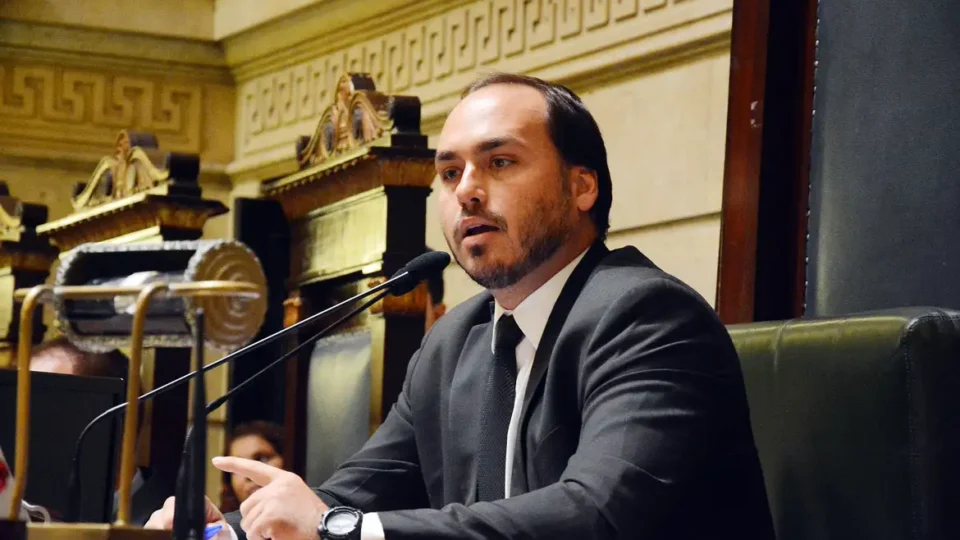 Carlos Bolsonaro confirma candidatura ao Senado e amplia crise na direita de SC