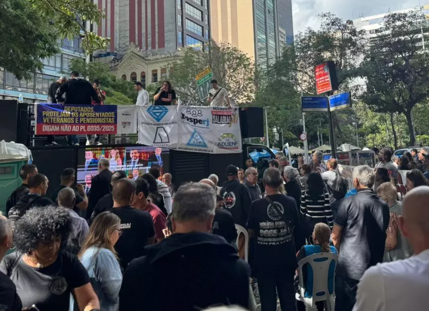 Servidores protestam em frente à Alerj durante votação do projeto que autoriza o uso de royalties do Rioprevidência para pagar a dívida do estado com a União. (Foto: Tempo Real)