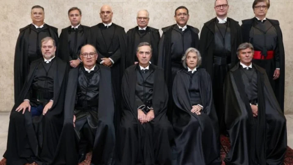 STF se divide em dois blocos: Mendonça cobra Fachin e Cármen vira fiel da balança