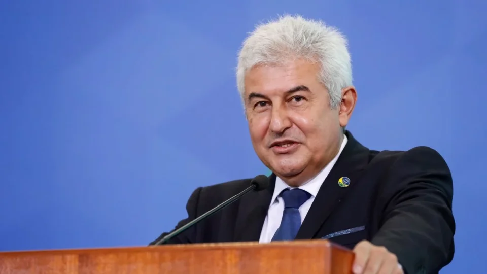 Empresa do senador Marcos Pontes usa espaço da FAB para oferecer serviços