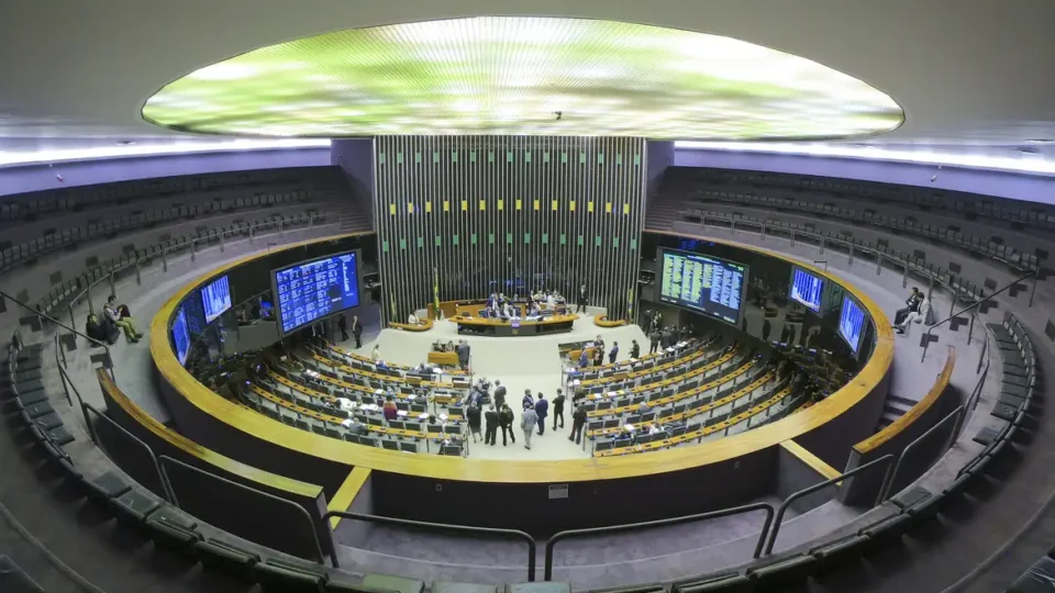Projeto para cortar bolsa milionário será votado hoje em comissão; veja o que muda