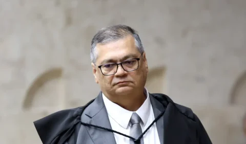 Dino ganha ação de R$ 1,2 milhão contra hospital por morte de filho e doará dinheiro