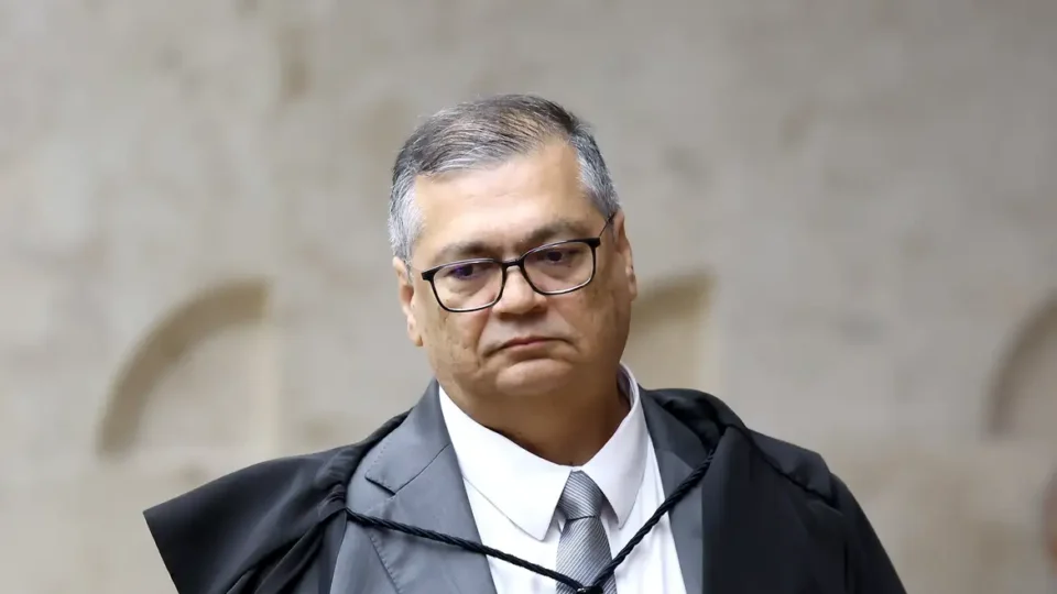 Dino ganha ação de R$ 1,2 milhão contra hospital por morte de filho e doará dinheiro