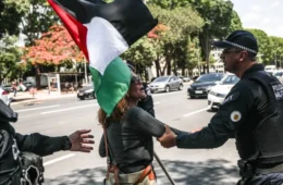 PMs lançam gás e entram em confronto com manifestantes em ato pró-Palestina em Brasília