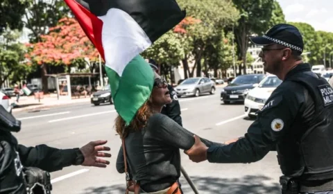 PMs lançam gás e entram em confronto com manifestantes em ato pró-Palestina em Brasília