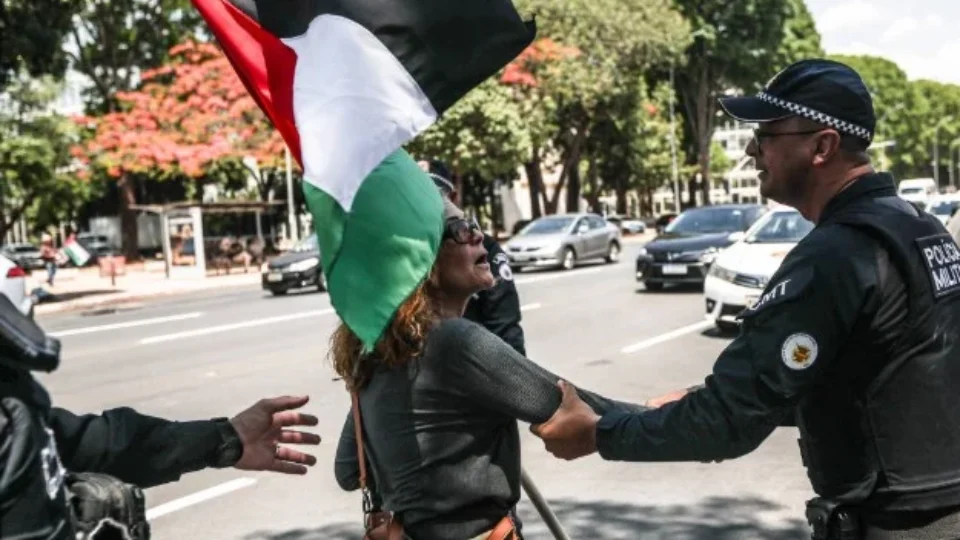 PMs lançam gás e entram em confronto com manifestantes em ato pró-Palestina em Brasília