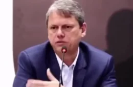 Tarcísio se desculpa por brincadeira com Coca-Cola em meio a intoxicações por metanol