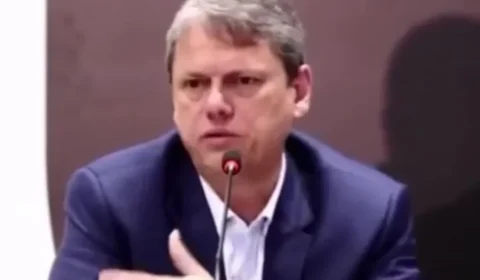 Tarcísio se desculpa por brincadeira com Coca-Cola em meio a intoxicações por metanol