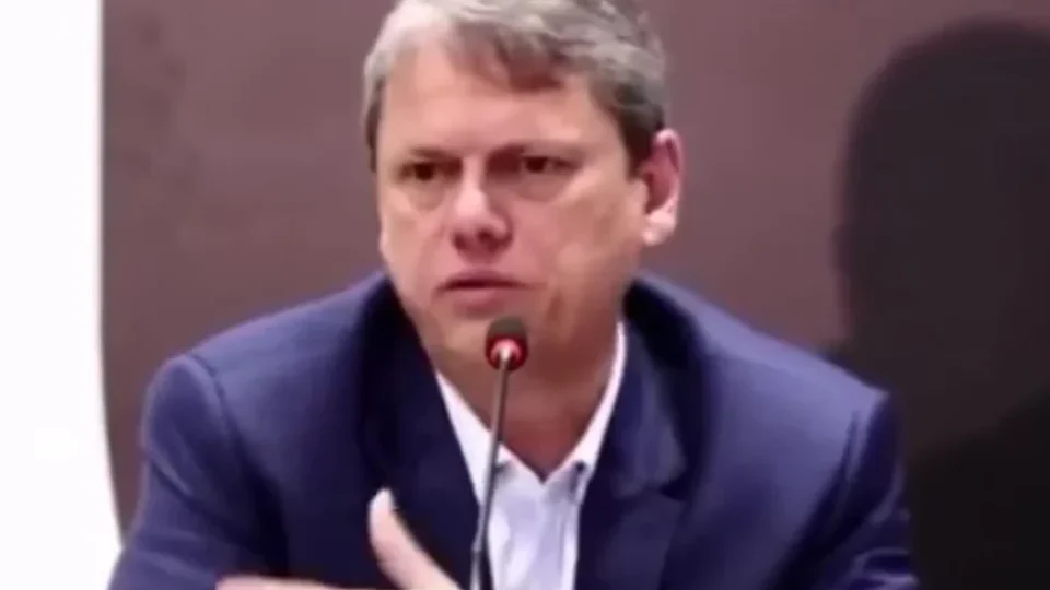 Tarcísio se desculpa por brincadeira com Coca-Cola em meio a intoxicações por metanol