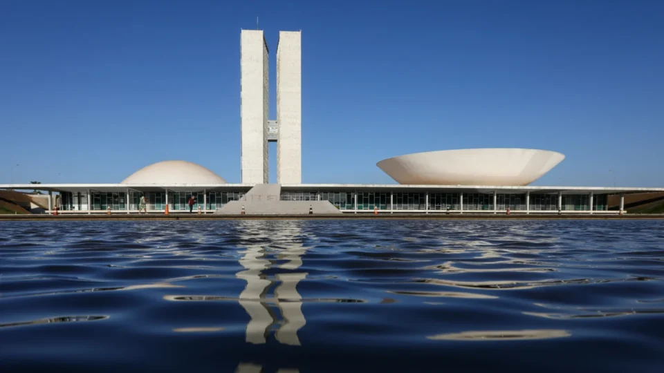 Anistia volta a sair da pauta enquanto MP do IOF preocupa governo 