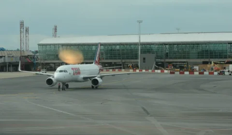 ‘Só se for uma bomba’: Mulher faz piada sobre mala e é presa em aeroporto