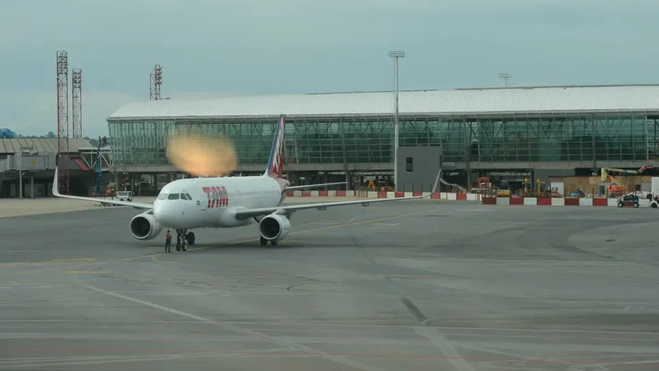 ‘Só se for uma bomba’: Mulher faz piada sobre mala e é presa em aeroporto