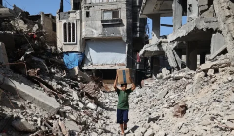Israel ataca Gaza pela terceira noite seguida e desafia cessar-fogo