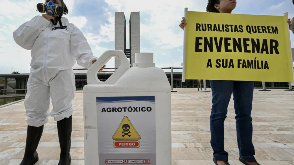 Venda de agrotóxicos banidos em países europeus explode e Brasil é o maior consumidor