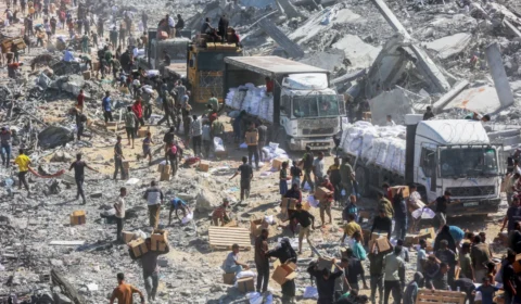 Ajuda humanitária chega à Gaza; cúpula com líderes mundiais discute cessar-fogo nesta segunda