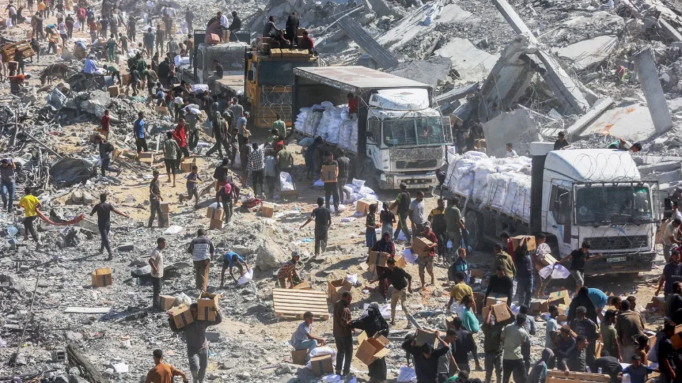 Ajuda humanitária chega à Gaza; cúpula com líderes mundiais discute cessar-fogo nesta segunda
