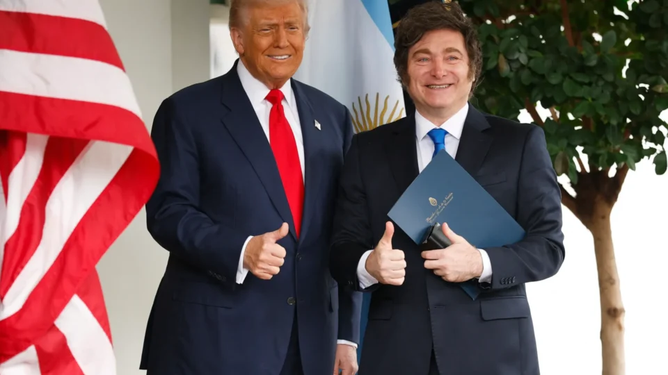 Trump cita o Brasil e elogia conversa com Lula ao lado de Milei