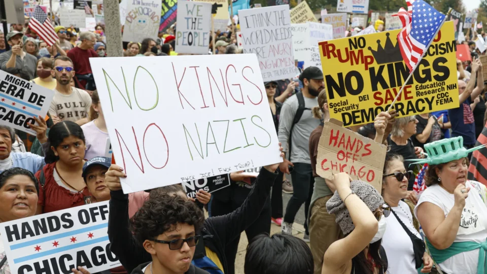 Protestos contra Trump reuniram multidões nos EUA; Trump responde com vídeos de IA