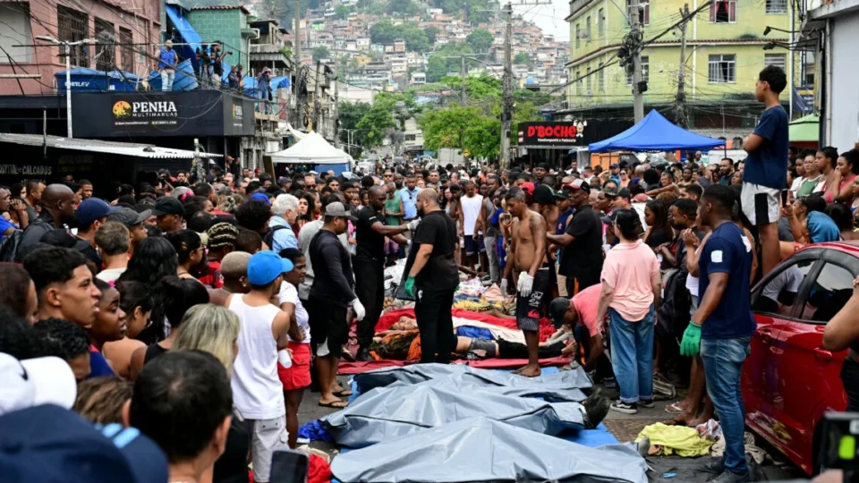 ‘Pessoas foram degoladas’, dizem moradores à Defensoria Pública após massacre no Rio