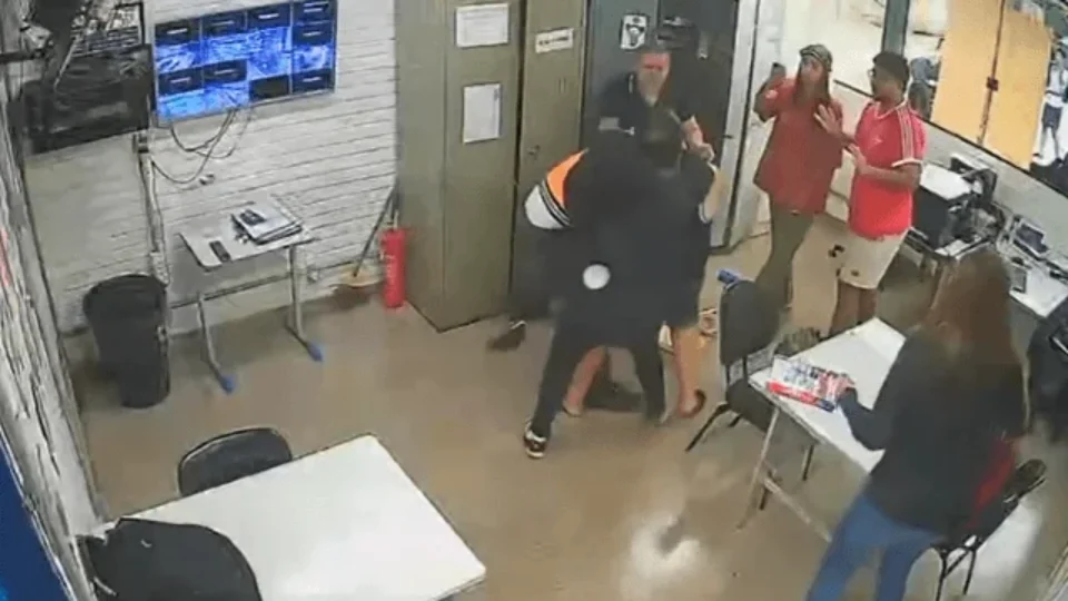 Pai agride professor com nove socos após repreensão à filha por uso de celular