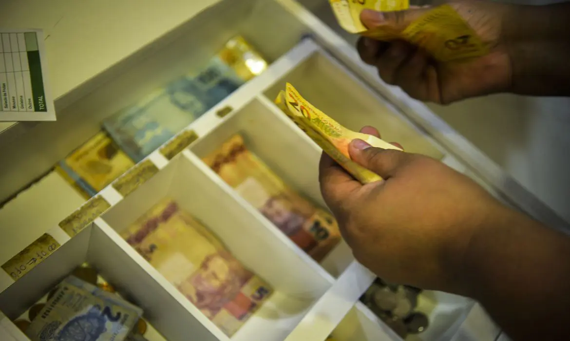 Crédito trabalhador Antes da criação do Crédito Consignado só era possível com convênios entre empresas e bancos, limitando a escolha e elevando os custos. Imagem: Marcello Casal Jr./Agência Brasil